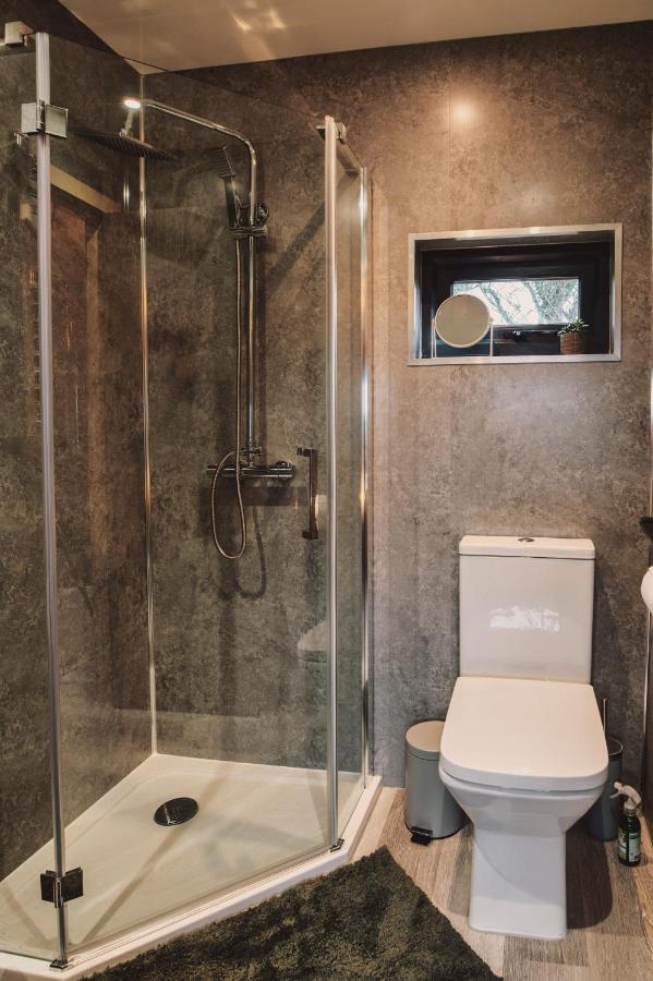 Luxury Glamping Cabin With Outdoor Bath On Cornish Flower Farm Труро Экстерьер фото
